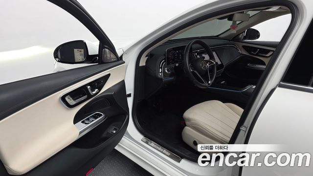 Mercedes-Benz E-Class 2025 — photo 10