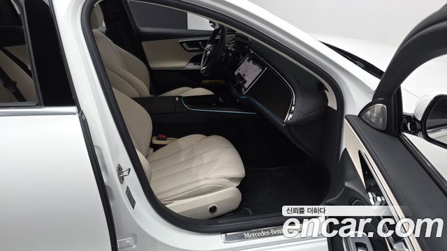 Mercedes-Benz E-Class 2025 — photo 11