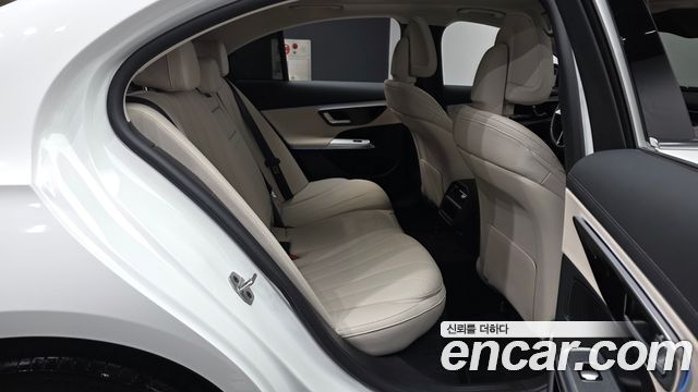 Mercedes-Benz E-Class 2025 — photo 12