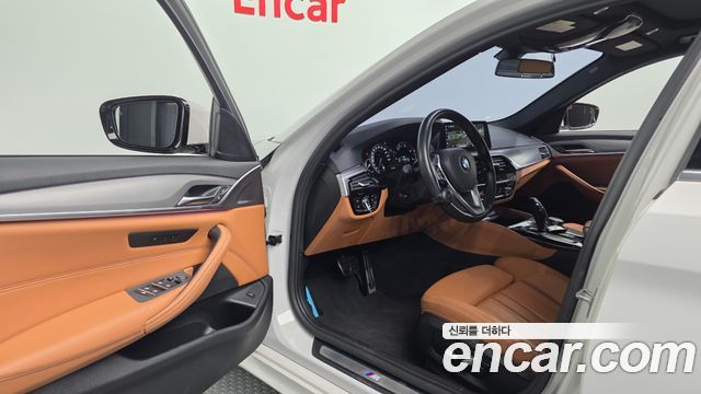 BMW 5-Series 2018 — photo 10