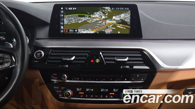 BMW 5-Series 2018 — photo 14