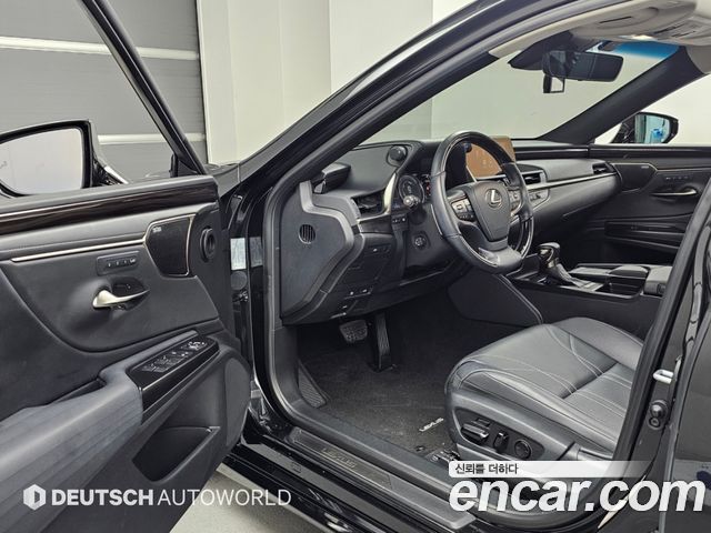 Lexus ES 2021 — photo 8
