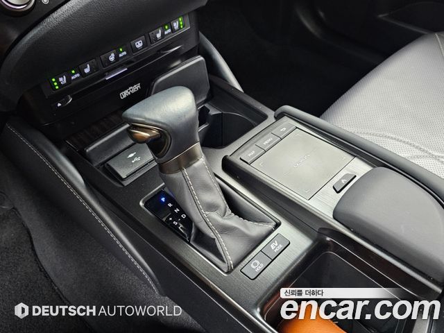 Lexus ES 2021 — photo 14