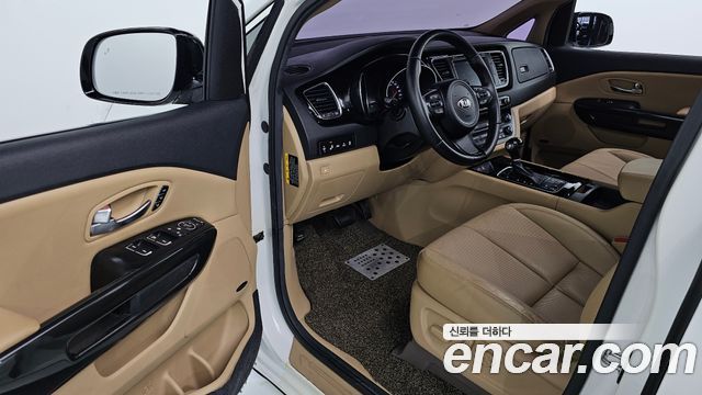 Kia Canival 2015 — photo 13