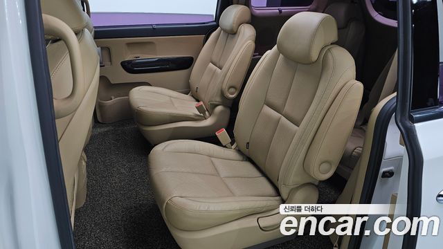 Kia Canival 2015 — photo 18