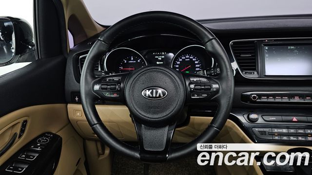 Kia Canival 2015 — photo 19