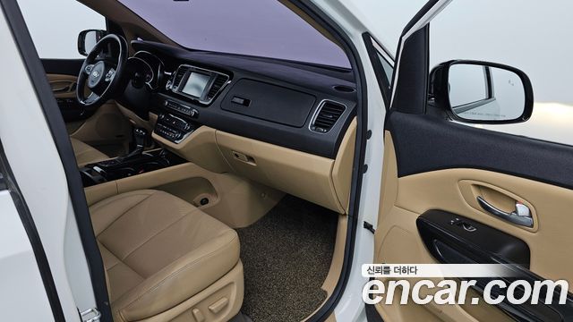 Kia Canival 2015 — photo 16