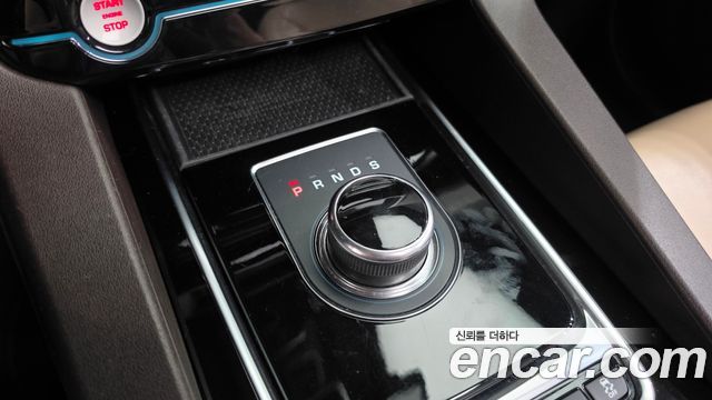 Jaguar F-PACE 2018 — photo 12