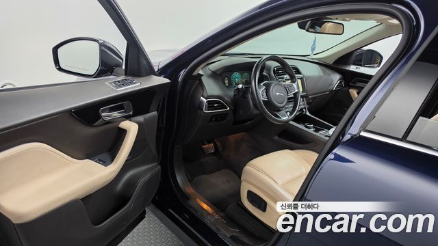 Jaguar F-PACE 2018 — photo 13