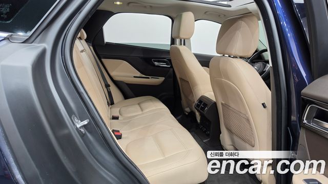 Jaguar F-PACE 2018 — photo 17