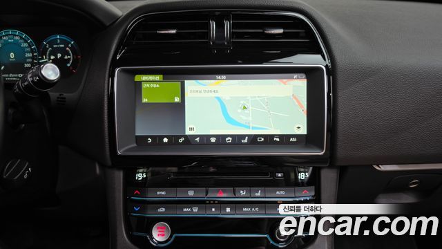 Jaguar F-PACE 2018 — photo 20