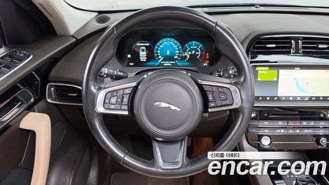 Jaguar F-PACE 2018 — photo 21