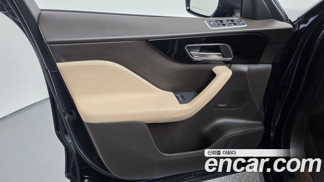 Jaguar F-PACE 2018 — photo 14