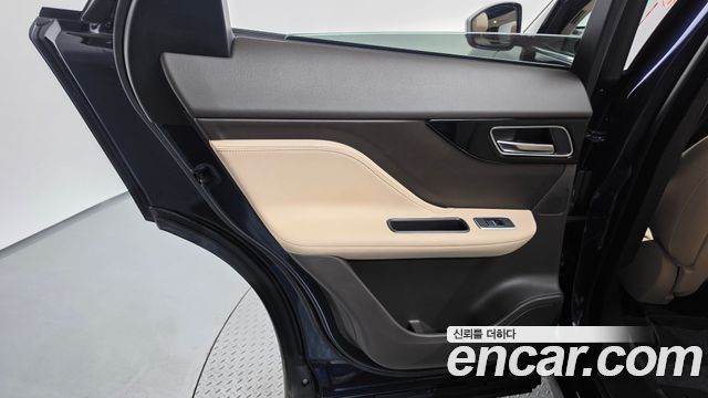 Jaguar F-PACE 2018 — photo 15