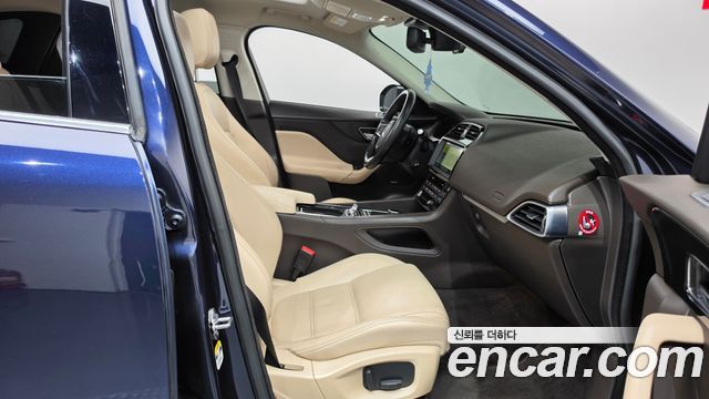 Jaguar F-PACE 2018 — photo 16