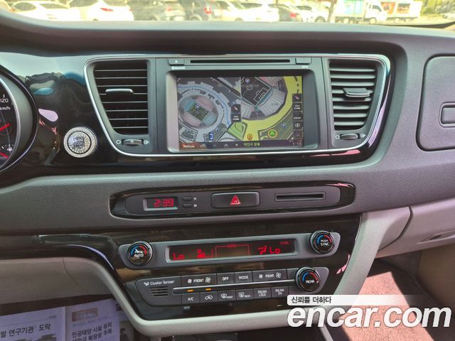 Kia Canival 2015 — photo 9