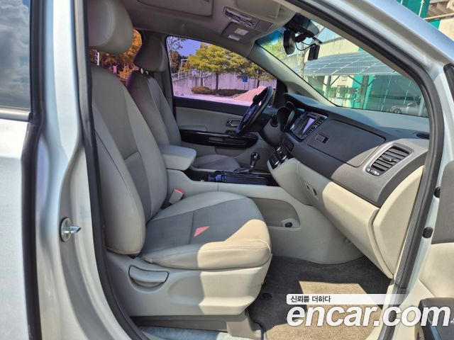 Kia Canival 2015 — photo 18