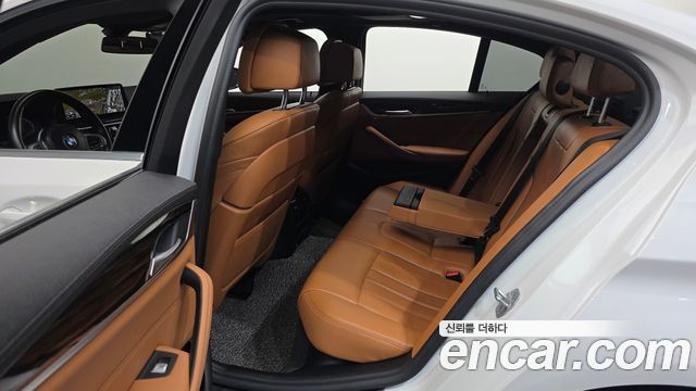 BMW 5-Series 2021 — photo 11