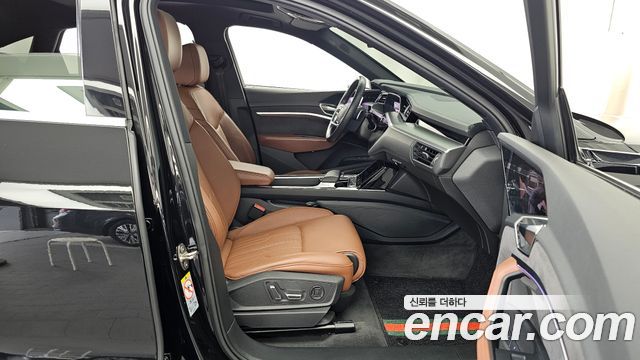 Audi e-tron 2021 — photo 17