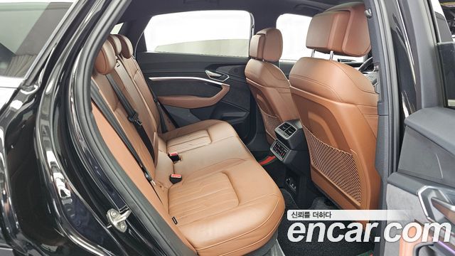 Audi e-tron 2021 — photo 18