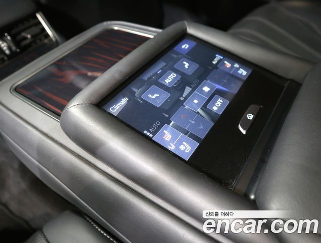 Lexus LS 2018 — photo 14