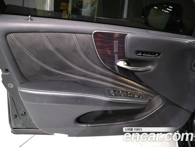 Lexus LS 2018 — photo 18