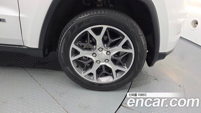 Jeep Cherokee 2019 — photo 7