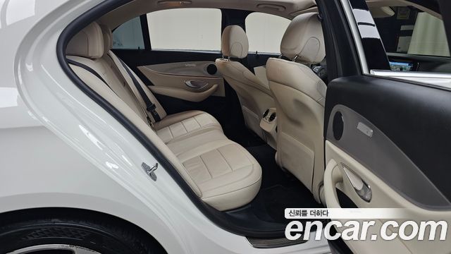 Mercedes-Benz E-Class 2018 — photo 17