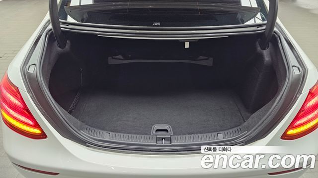 Mercedes-Benz E-Class 2018 — photo 22