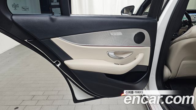 Mercedes-Benz E-Class 2018 — photo 15
