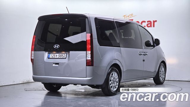 Hyundai Staria 2025 — photo 2