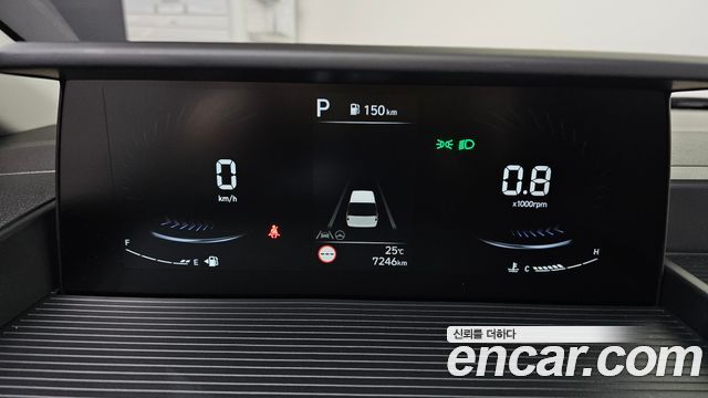 Hyundai Staria 2025 — photo 11