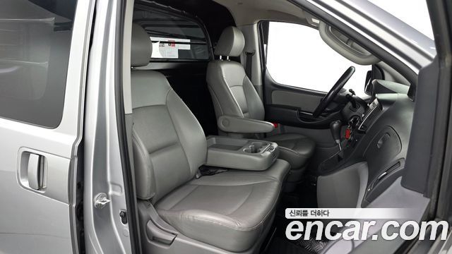 Hyundai Starex 2017 — photo 11