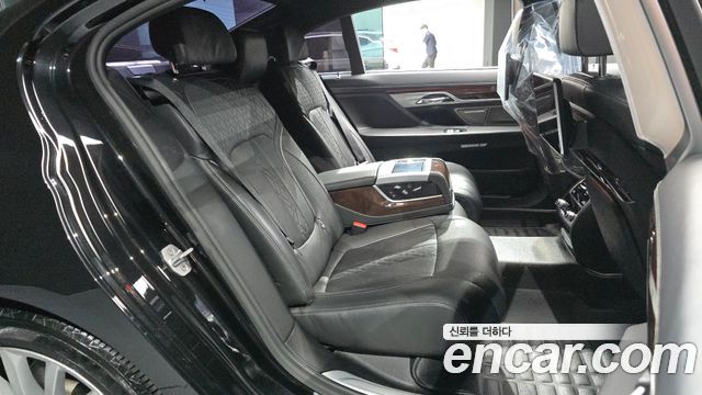 BMW 7-Series 2016 — photo 11