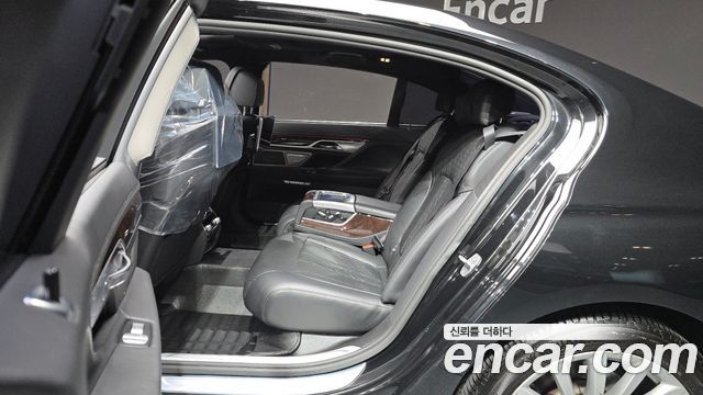BMW 7-Series 2016 — photo 12