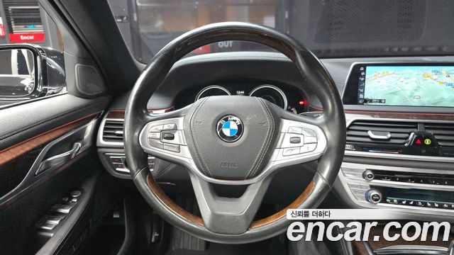 BMW 7-Series 2016 — photo 13