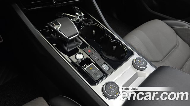 Volkswagen Touareg 2023 — photo 12
