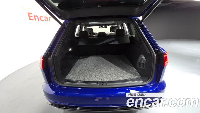 Volkswagen Touareg 2023 — photo 27