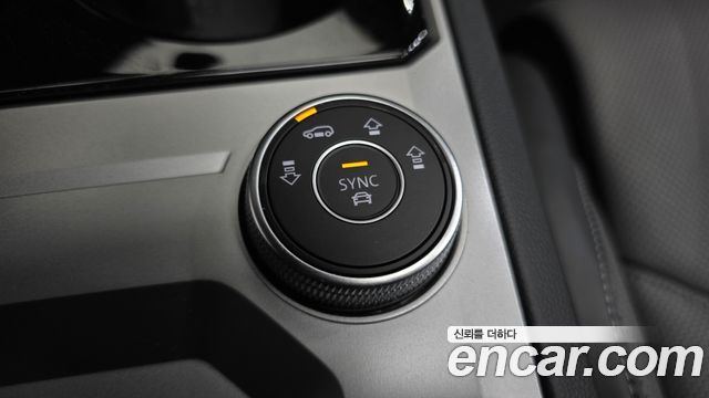Volkswagen Touareg 2023 — photo 29
