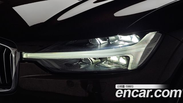 Volvo XC60 2021 — photo 8