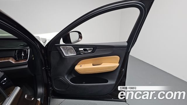 Volvo XC60 2021 — photo 14