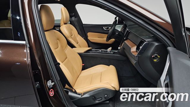 Volvo XC60 2021 — photo 16