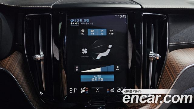 Volvo XC60 2021 — photo 29