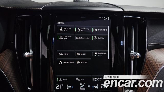 Volvo XC60 2021 — photo 30