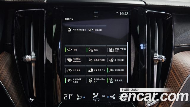 Volvo XC60 2021 — photo 31