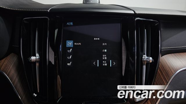 Volvo XC60 2021 — photo 32