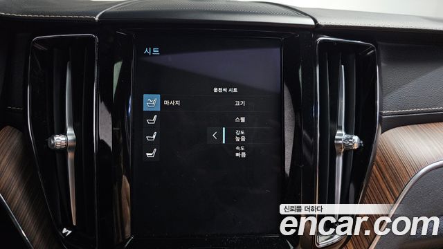 Volvo XC60 2021 — photo 33
