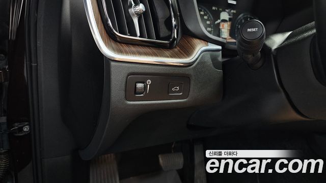 Volvo XC60 2021 — photo 35