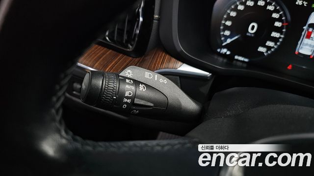 Volvo XC60 2021 — photo 39