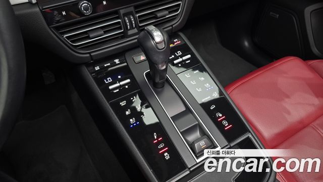 Porsche Macan 2022 — photo 12